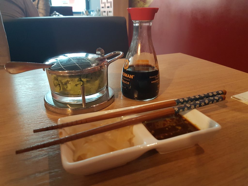 Tisch mit Stäbchen und Soßen