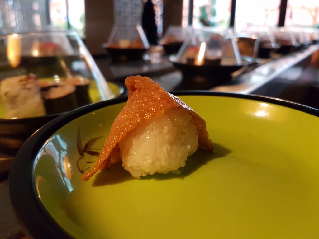 ein Stück Sushi auf dem Teller