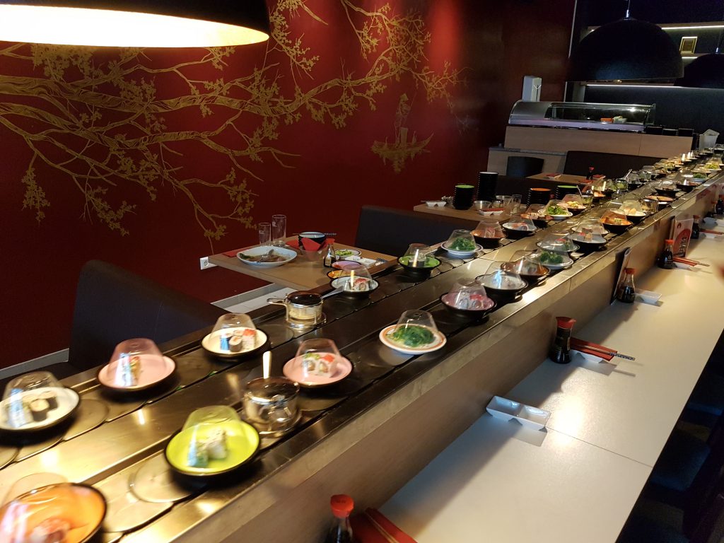 Blick aufs Running-Sushi-Band